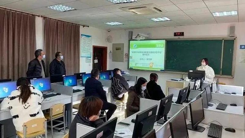 建筑工程专业建造师需要关注建筑设计、施工技术、建筑法规等方面。推荐自学资料有：